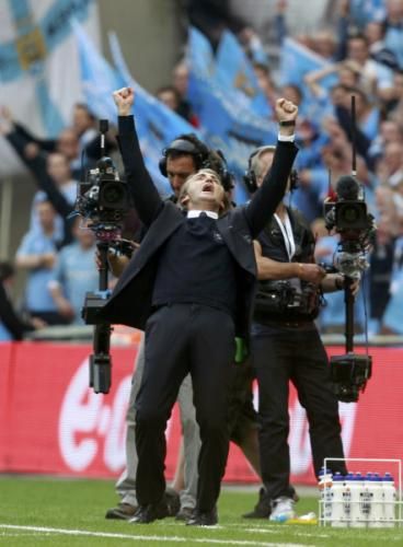 فرحة مانشيني بعد فوزه على ستوك سيتي في نهائي كأس أنجلترا