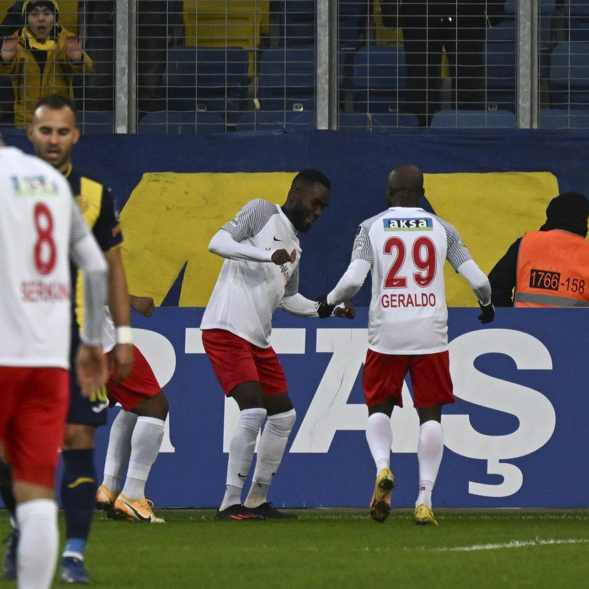 جانب من اللقاء (نقلا عن حساب الفريق على تويتر)