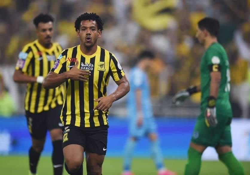 روماريو يحتفل بالهدف الوحيد