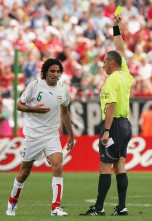 الإيراني جواد نيكونام يستلم بطاقة صفراء