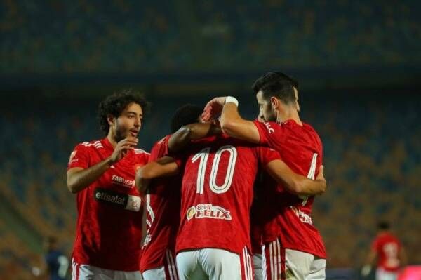 محمد شريف مع لاعبي الأهلي