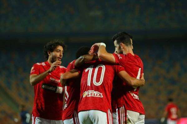 محمد شريف مع لاعبي الأهلي