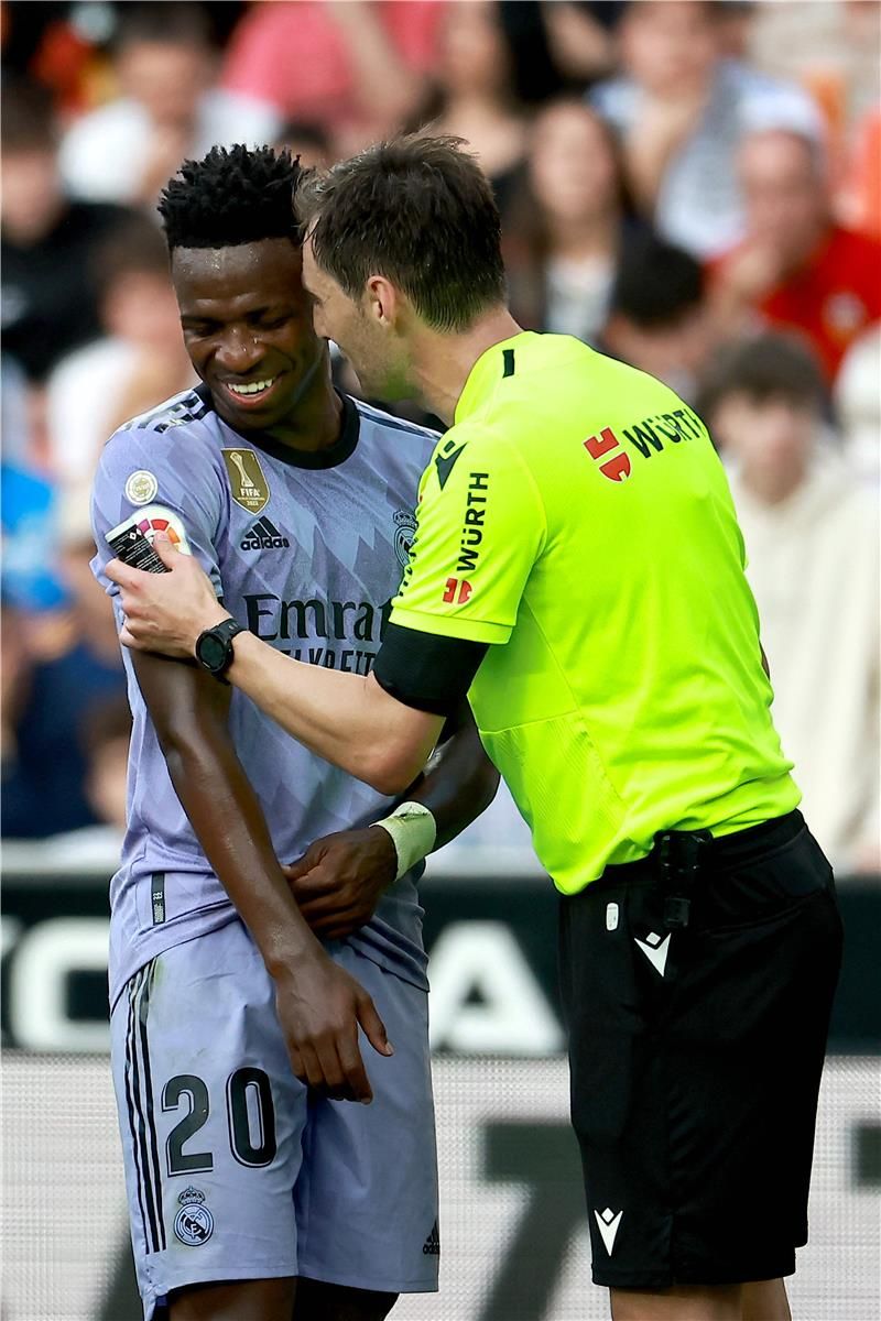 فينيسيوس جونيور مع حكم المباراة