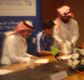 التمياط ونائب الرئيس ومسؤول الاحتراف خلال توقيع العقد اليوم