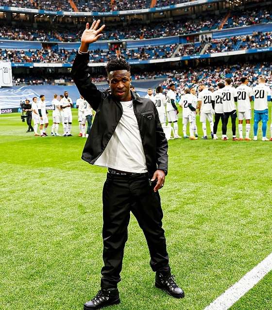 فينيسيوس يحيي جماهير الريال قبل المباراة