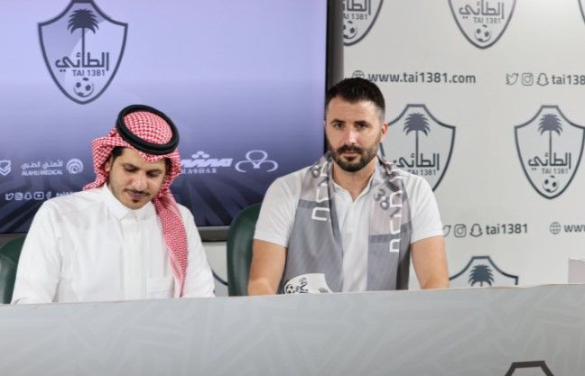 جانب من التوقيع