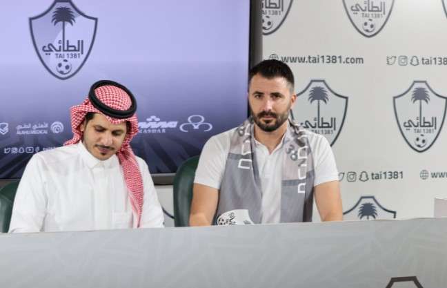 جانب من التوقيع