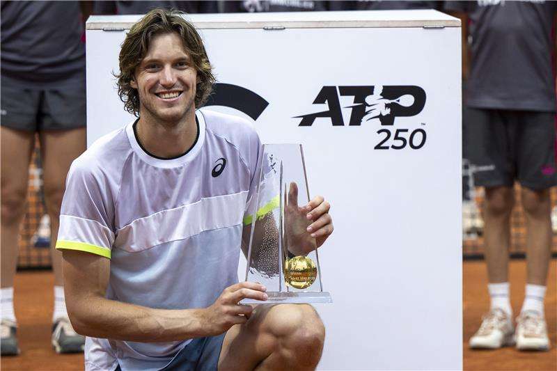 نيكولاس جاري