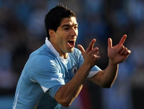 لويس سواريز لاعب ليفربول قام بعض المغربي عثمان بقال لاعب أيندهوفن الهولندي