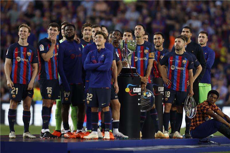 بوسكيتس وألبا مع لاعبي برشلونة