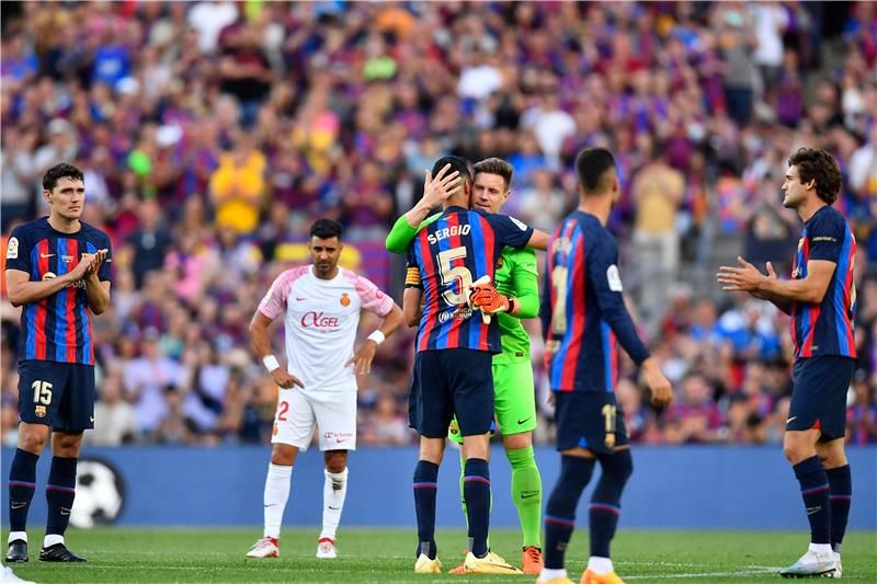 تير شتيجن يحتضن بوسكيتس