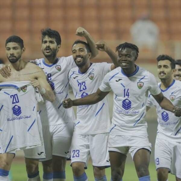 ابودو ايساكا بين اللاعبين