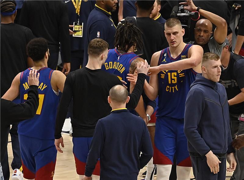 لاعبو دنفر ناجتس