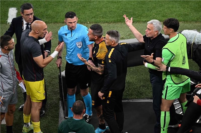 مورينيو مع بدلاء إشبيلية