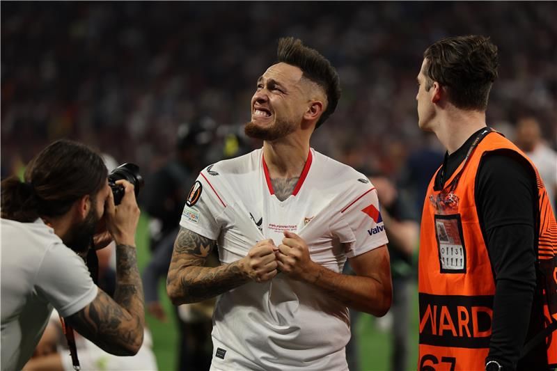 أوكامبوس يبكي بعد التتويج