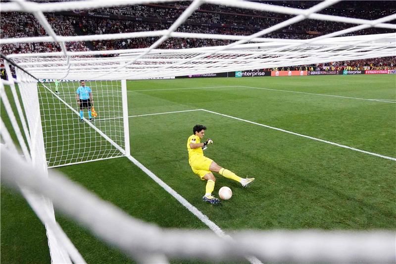 بونو خلال التصدي لركلة ترجيح