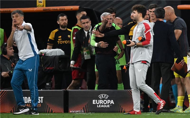 مورينيو خلال الاعتراض على التحكيم