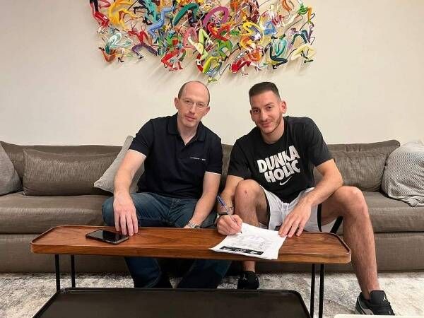 زينون خلال التوقيع