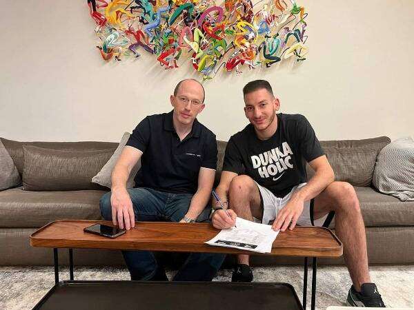 زينون خلال التوقيع