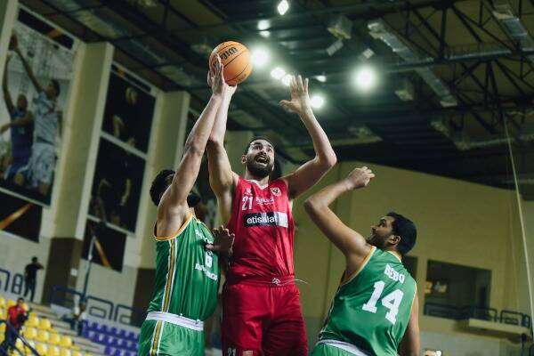 أحمد إسماعيل (في الوسط)