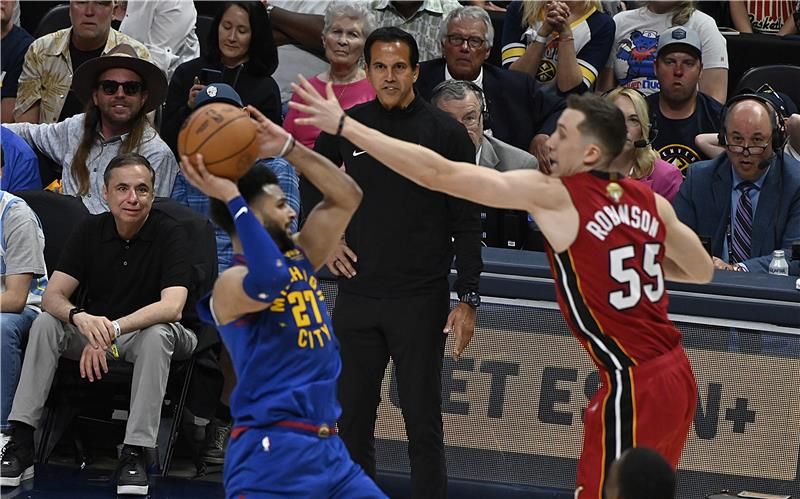 جانب من لقاء ميامي هيت ودنفر ناجيتس