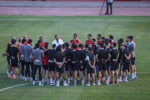 الخطيب مع لاعبي الأهلي