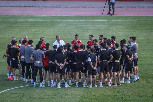 الخطيب مع لاعبي الأهلي