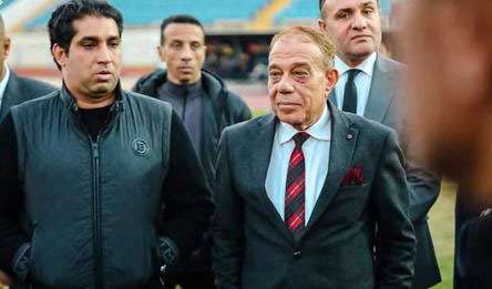 أبو بكر الحديدي (جهة اليمين)