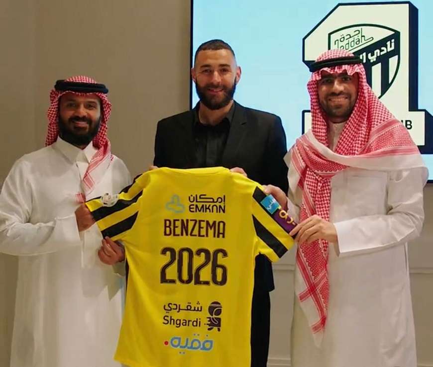 كريم بنزيما خلال التوقيع