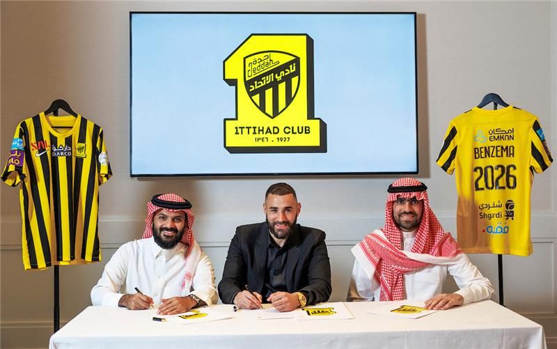 كريم بنزيما يتوسط رئيس الاتحاد ونائبه