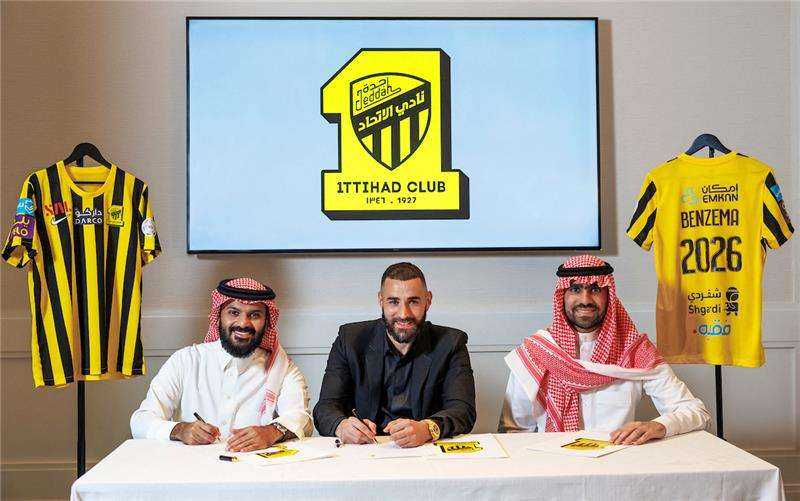 كريم بنزيما يتوسط رئيس الاتحاد ونائبه
