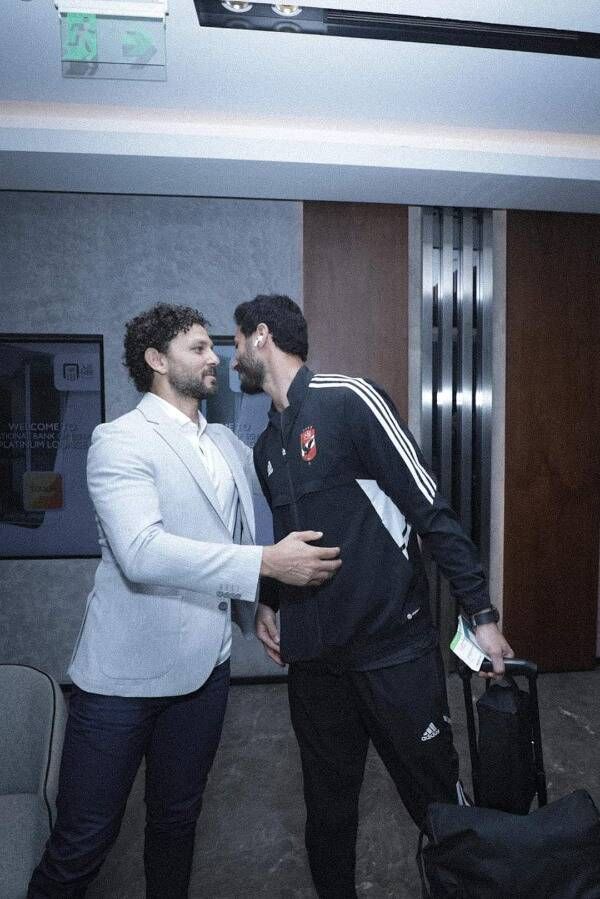 محمد الشناوي مع حسام غالي رئيس بعثة الأهلي