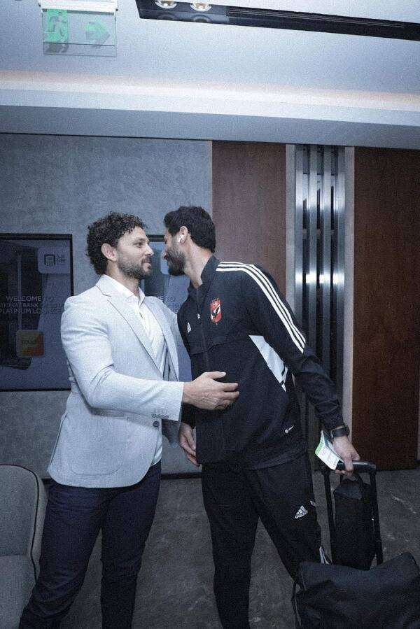 محمد الشناوي مع حسام غالي رئيس بعثة الأهلي