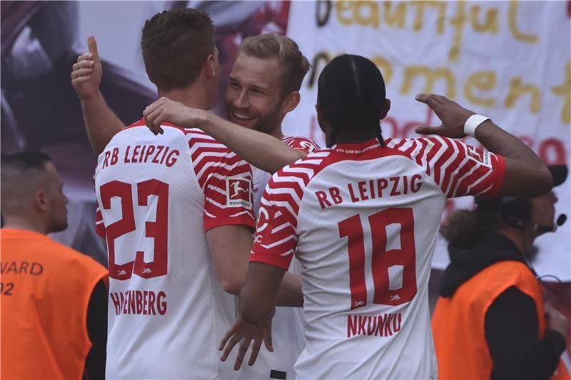 كونراد لايمر مع لاعبي لايبزيج