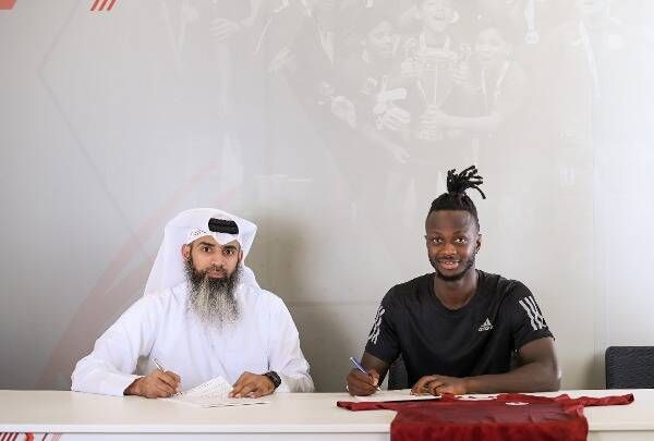 جانب من توقيع العقد