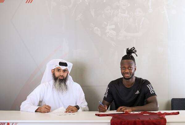 جانب من توقيع العقد