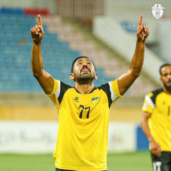 أبو عمارة فرحا بالهدف