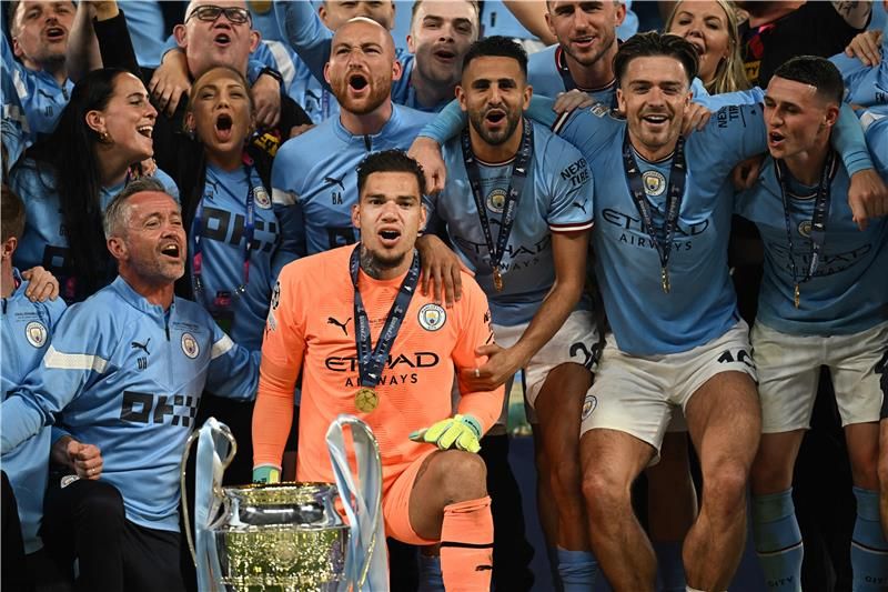 محرز مع لاعبي السيتي