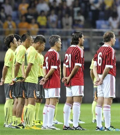 لاعبي ميلان يقفون دقيقة حداد على ضحايا زلزال اليابان