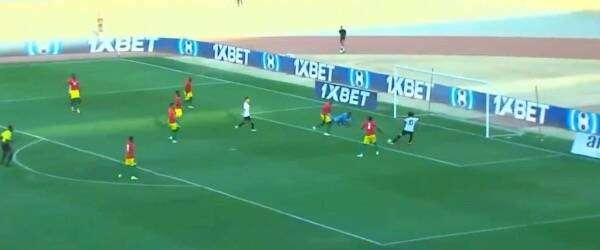 محمد صلاح يهدر الفرصة