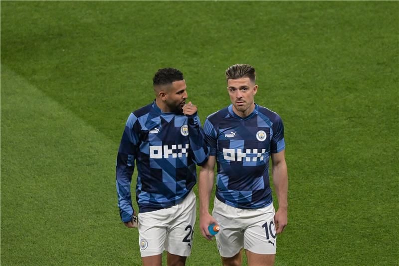 رياض محرز (يسار)