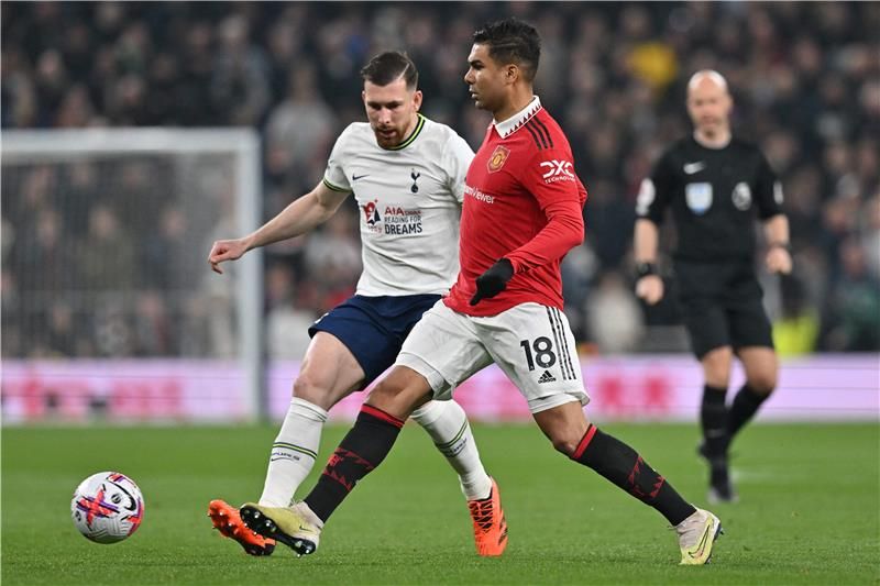 إيميل هويبيرج (يسار)