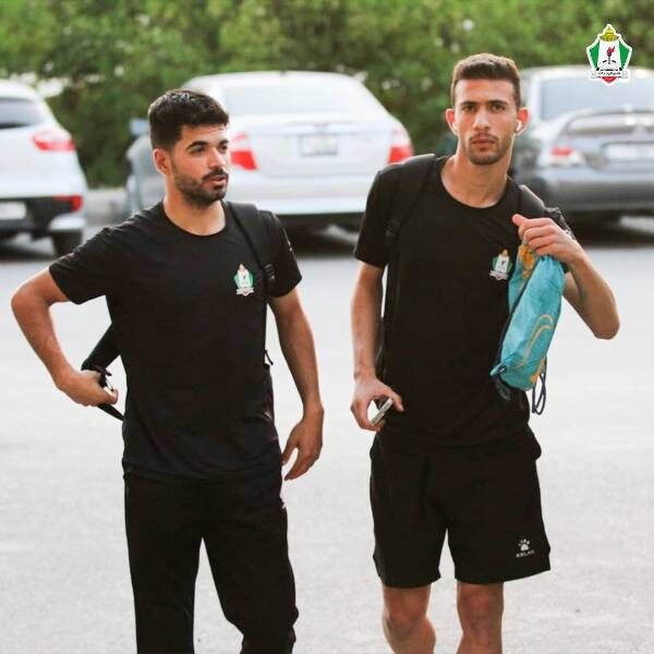 صلاح "يسار" أثناء دخوله إلى ملعب المباراة