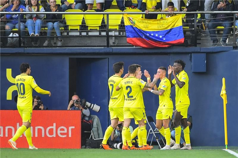 نيكولاس جاكسون مع لاعبي فياريال