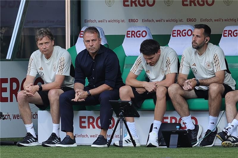 هانز فليك مع جهازه المعاون