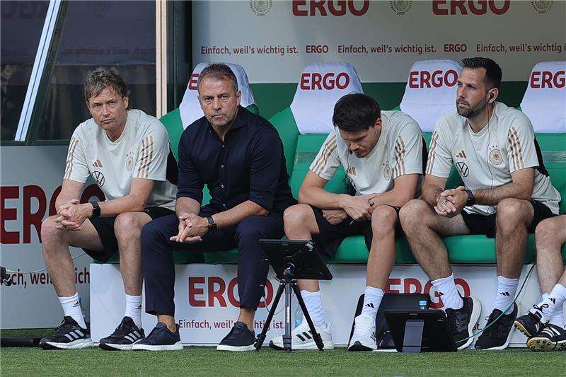 هانز فليك مع جهازه المعاون