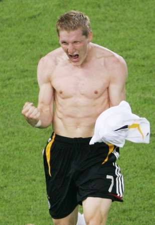 باستيان شفاينشتايجر يحتفل