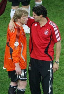 بالاك (يمين) مع اولفر كان عقب مباراة المانيا والبرتغال