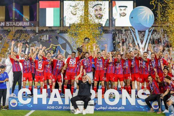 من تتويج الشارقة