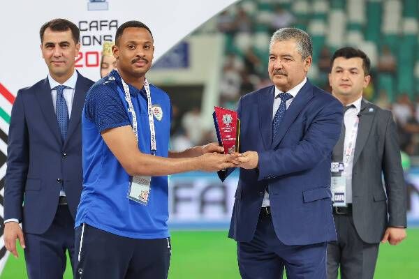 من استلام إبراهيم المخيني للجائزة